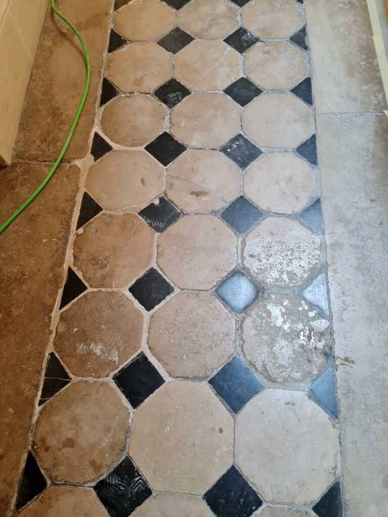 Ponçage de sol en tomettes