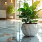 sol en marbre dans un intérieur moderne, focus sur le sol, plante au premier plan 2