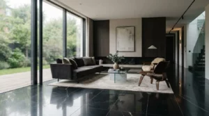 Intérieur moderne élégant avec sol en granit noir profond poli, lumière naturelle douce, ambiance luxueuse, lignes épurées et minimalistes.